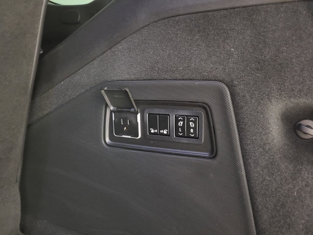 Used 2021 Cadillac Escalade Premium Luxury Platinum image 2