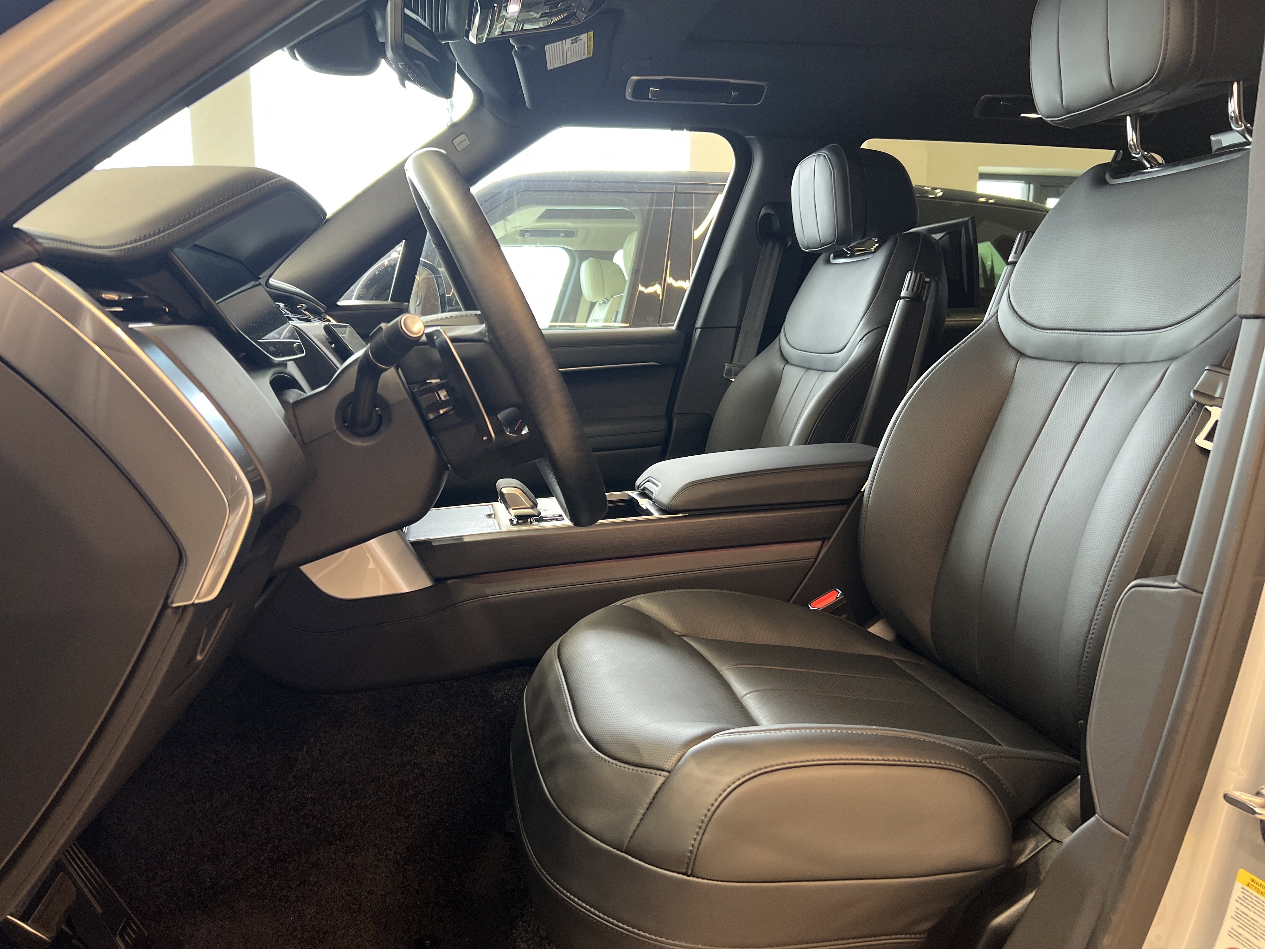 New 2025 Land Rover Range Rover Long Wheelbase SE image 5