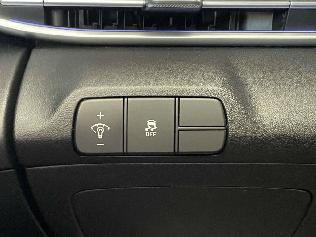 Certified 2025 Hyundai Elantra SEL FWD image 18