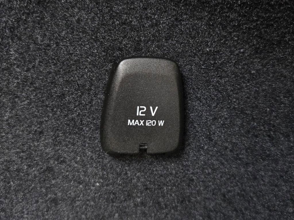 Used 2023 Volvo XC90 B6 Plus image 12