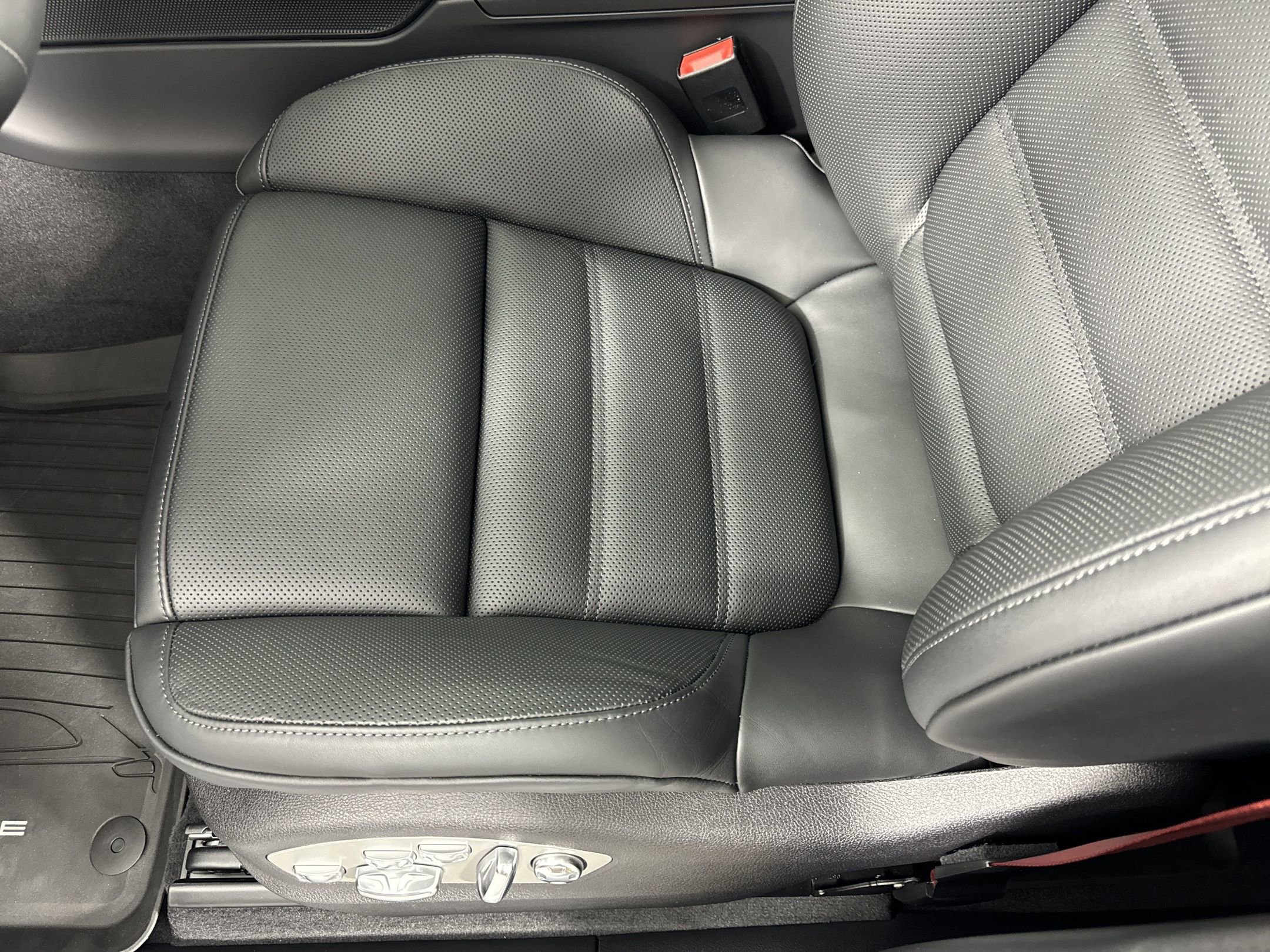 Certified 2025 Porsche Macan image 14