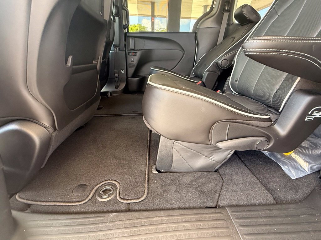 New 2026 Chrysler Pacifica Limited w/ Uconnect Theater Family Group FWD image 30