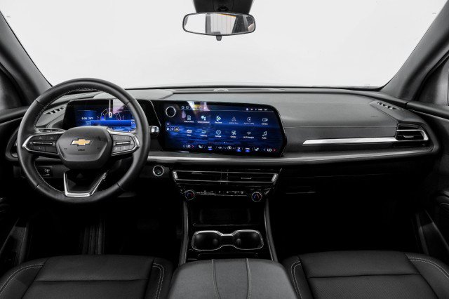 Used 2025 Chevrolet Traverse LT w/ LPO, Floor Liner Package FWD image 12