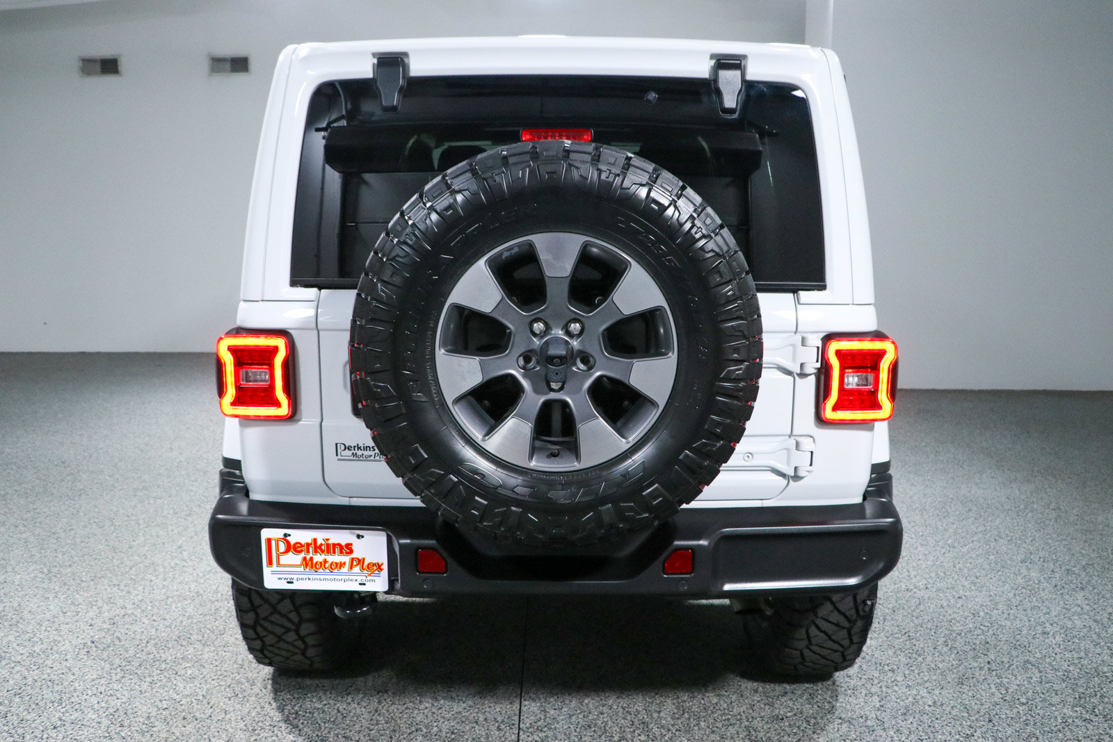Used 2023 Jeep Wrangler Unlimited Sahara w/ LED Lighting Group AWD/4WD image 9