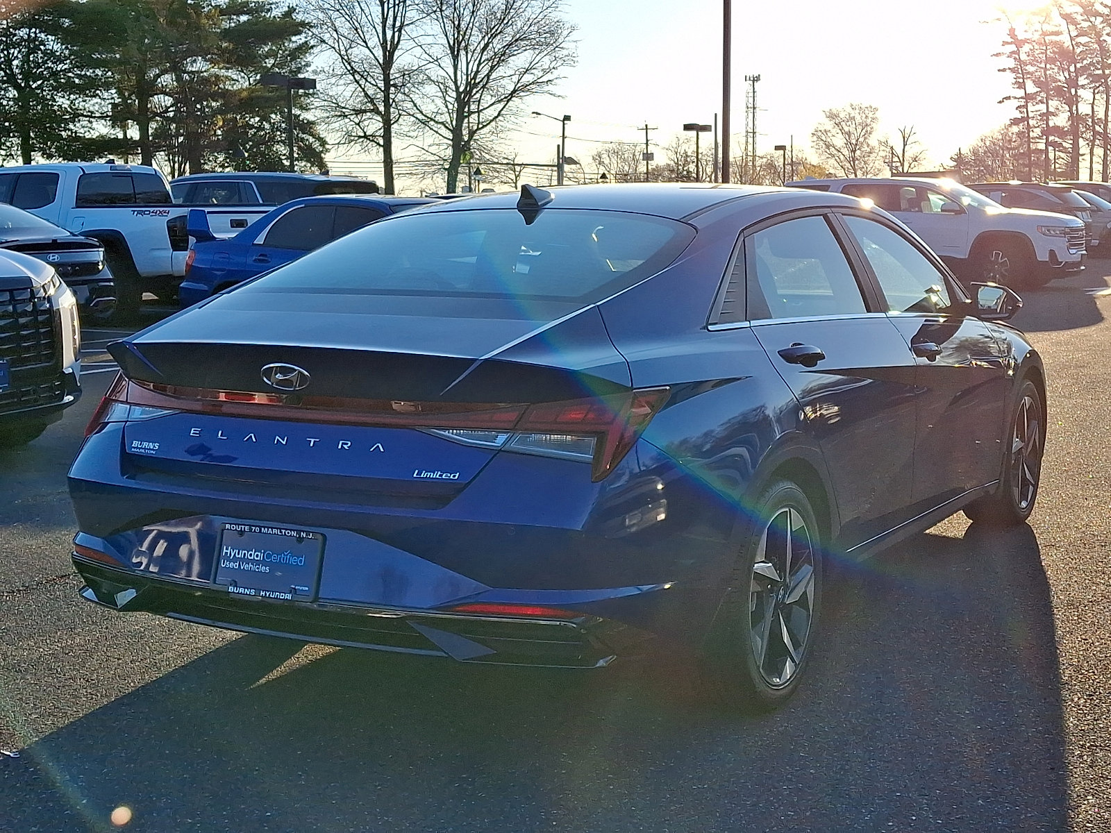 Certified 2023 Hyundai Elantra Limited w/ Preferred Accessory Package image 4