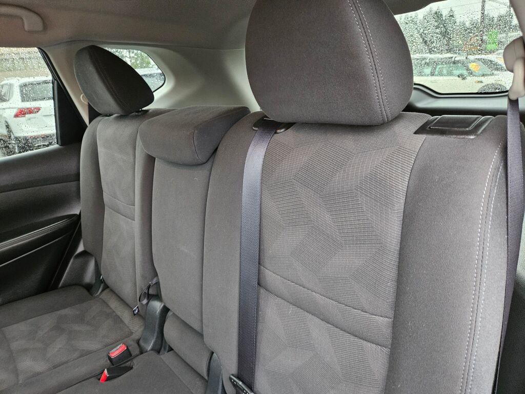 Used 2016 Nissan Rogue SV w/ SV Premium Package image 8