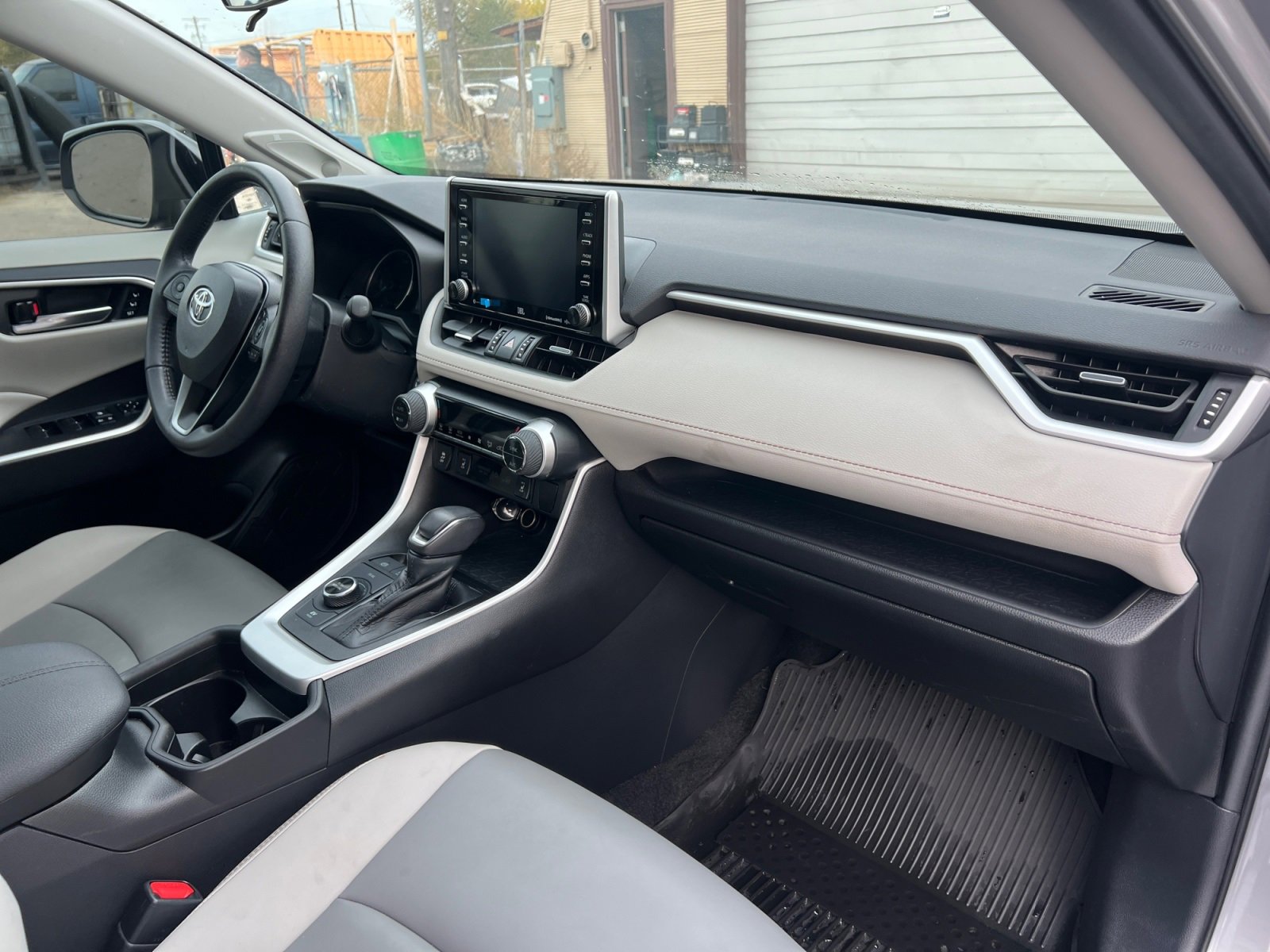 Used 2021 Toyota RAV4 XLE Premium image 16