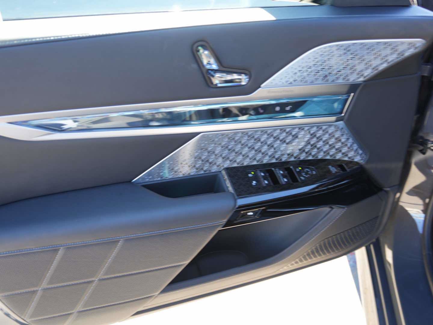 Used 2025 BMW 760i xDrive w/ Executive Package image 15