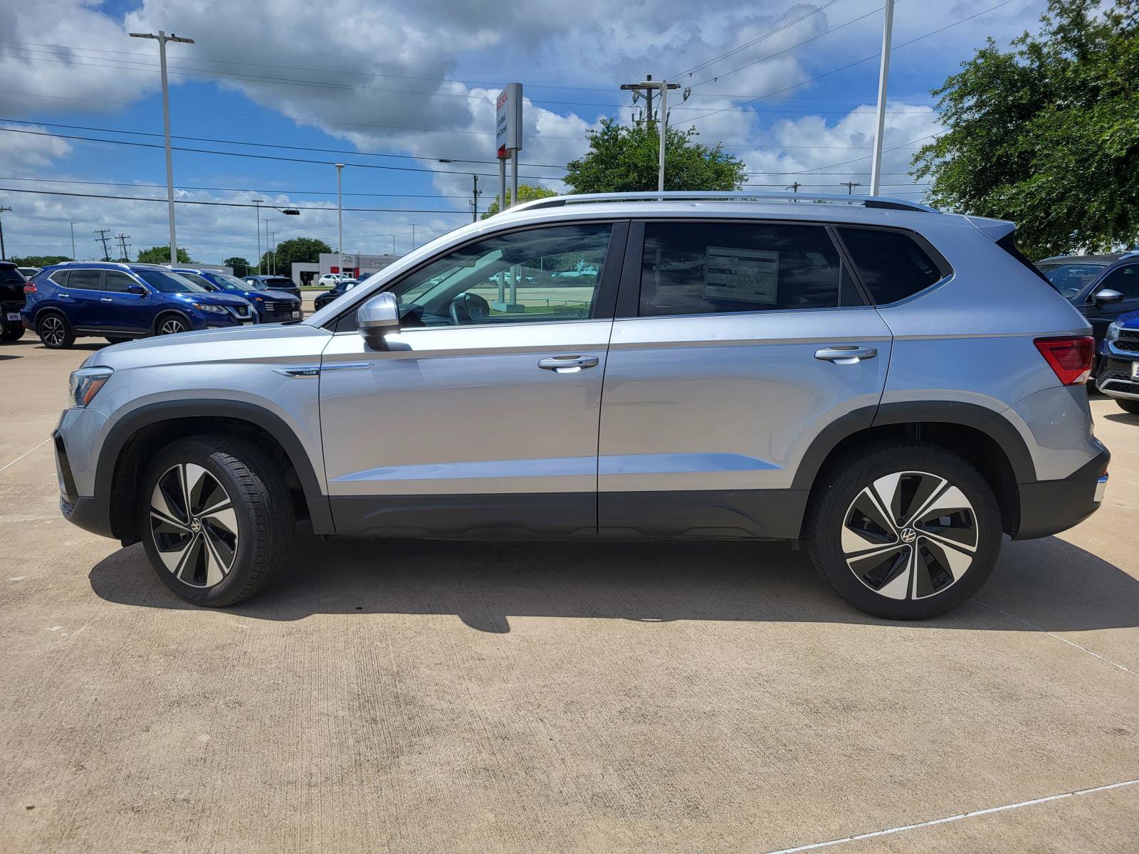 Used 2024 Volkswagen Taos SE AWD/4WD image 10