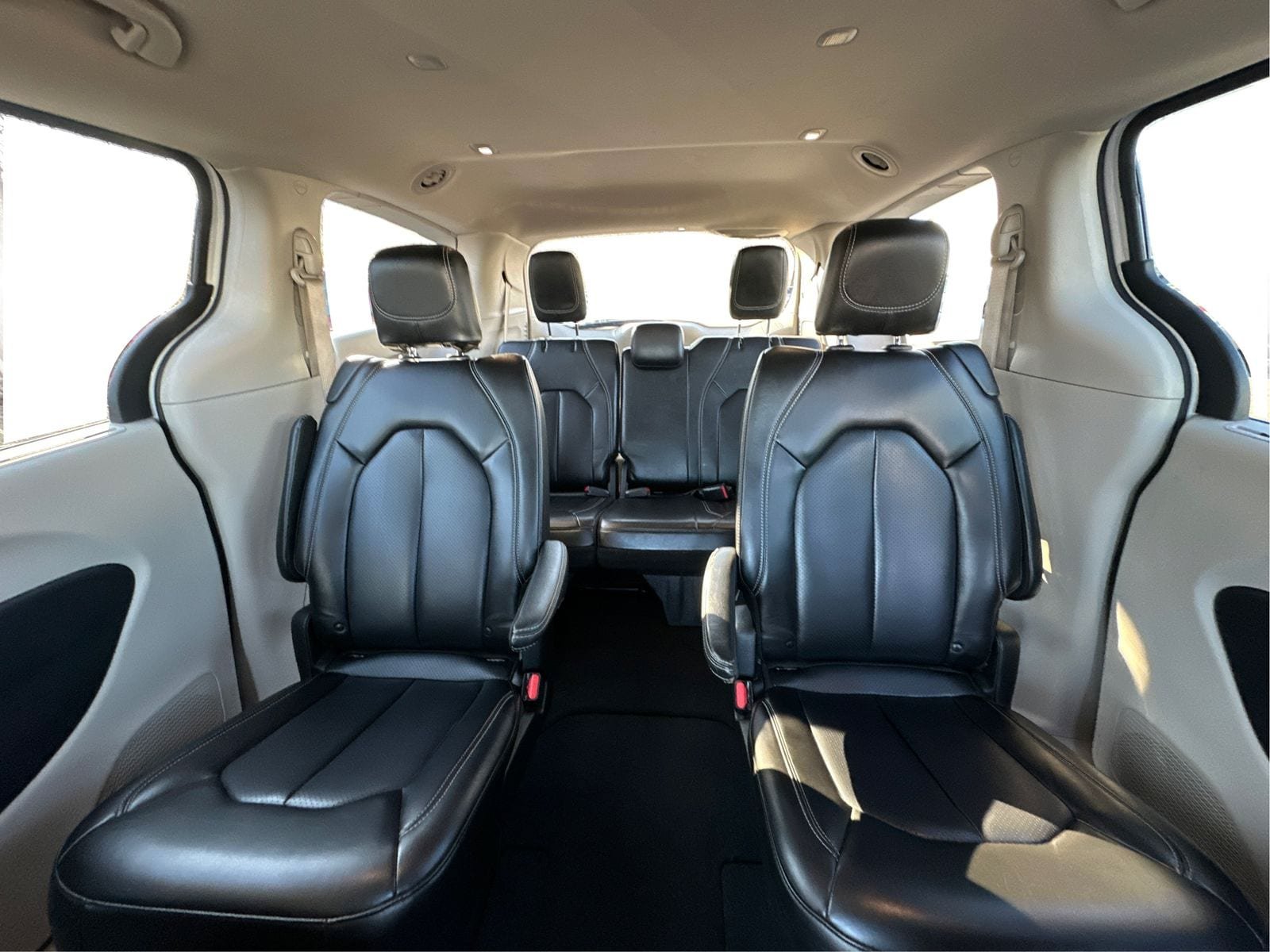 Used 2023 Chrysler Pacifica Touring-L FWD image 14
