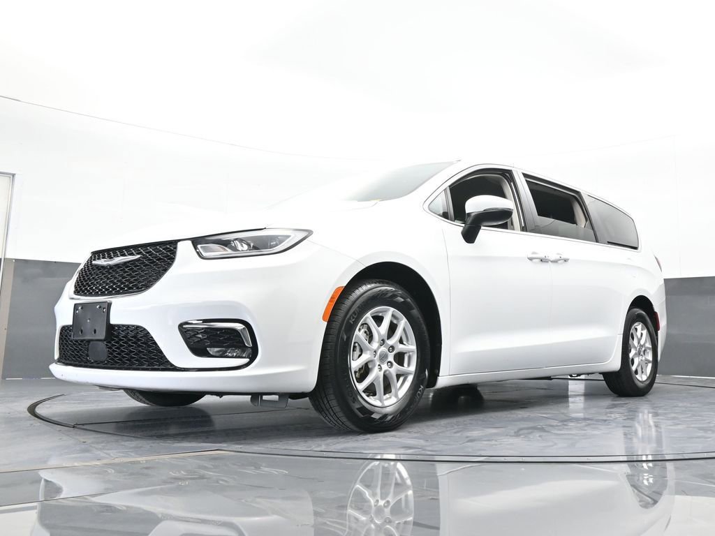 Used 2023 Chrysler Pacifica Touring-L image 55