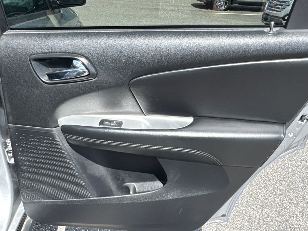 Used 2019 Dodge Journey SE image 16