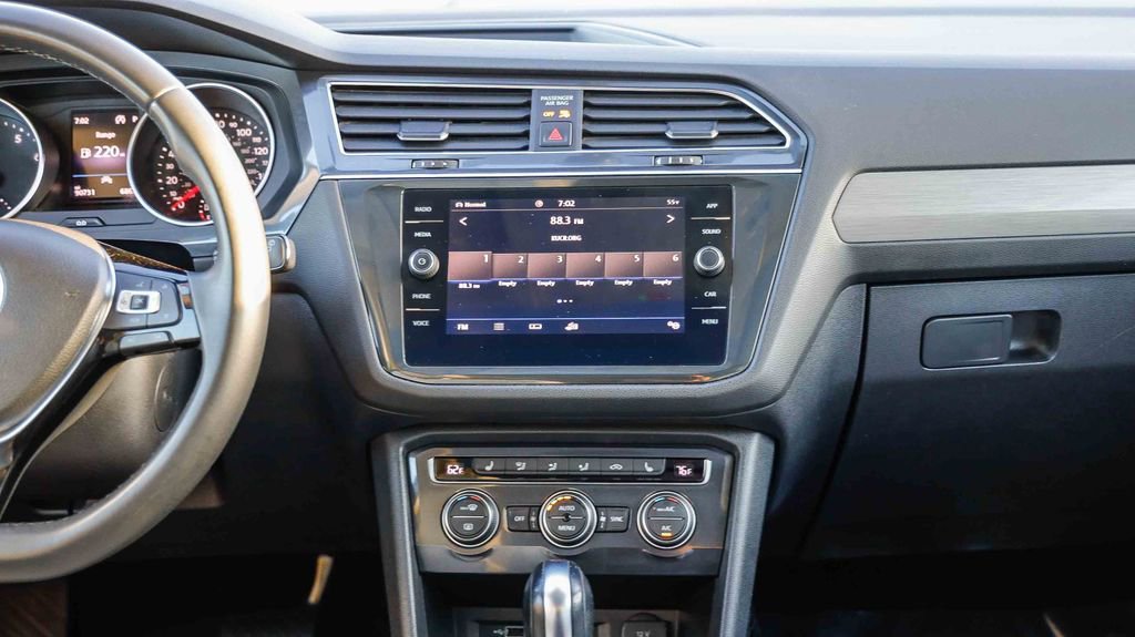 Used 2020 Volkswagen Tiguan SE w/ Panoramic Sunroof Package AWD/4WD image 16