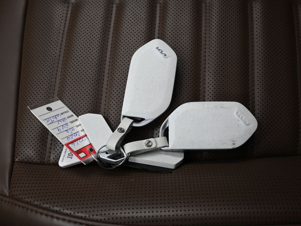 Used 2024 Kia EV9 Land image 28