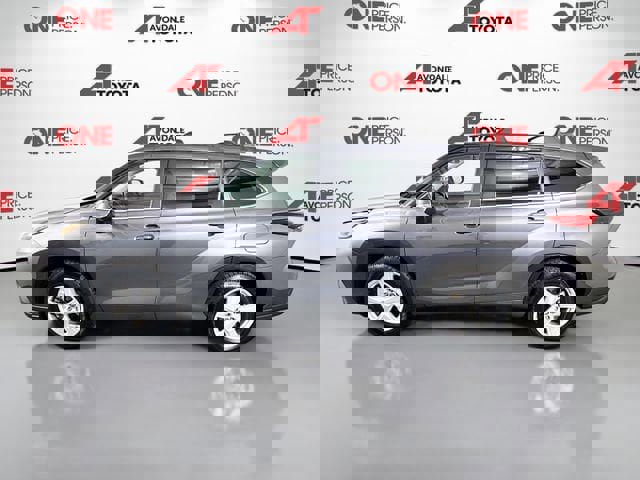 Used 2023 Toyota Highlander LE FWD image 4