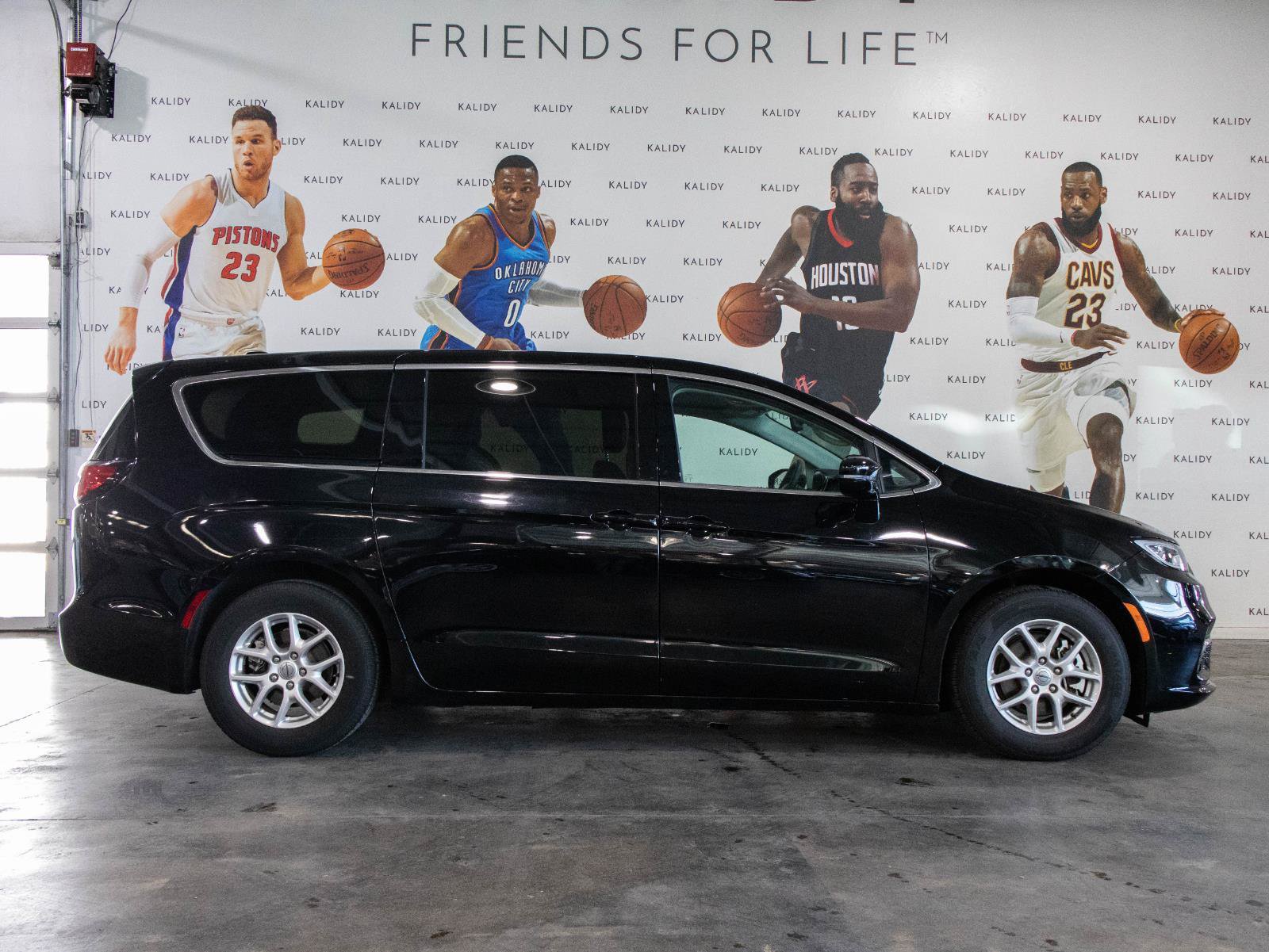Used 2024 Chrysler Pacifica Touring-L FWD image 17