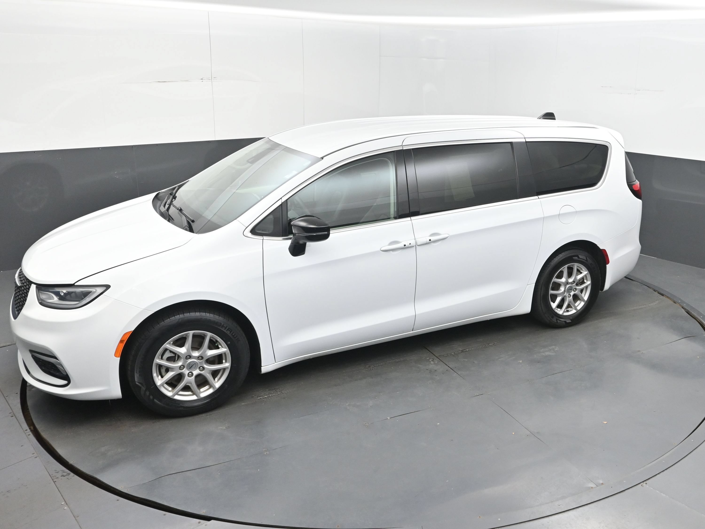 Used 2024 Chrysler Pacifica Touring-L FWD image 29