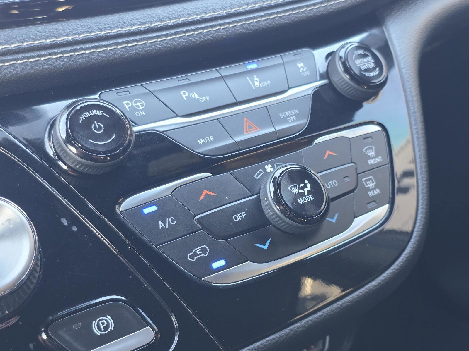 Used 2022 Chrysler Pacifica Touring-L w/ Uconnect Theater Family Group FWD image 17