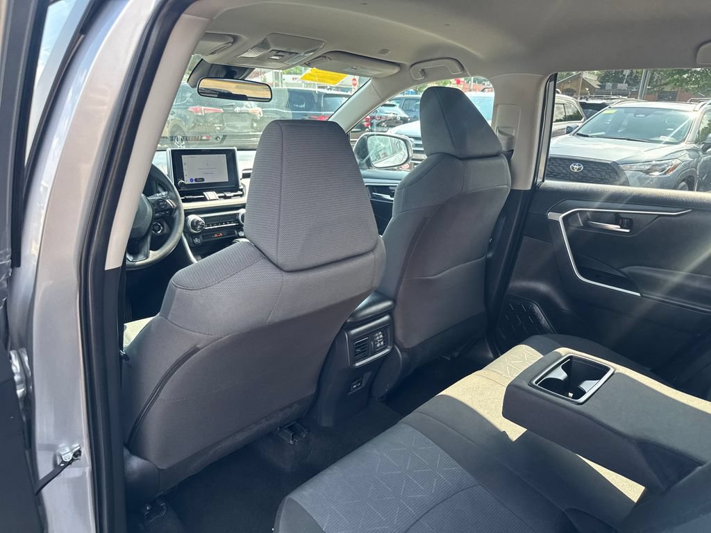 Used 2025 Toyota RAV4 XLE AWD/4WD image 39