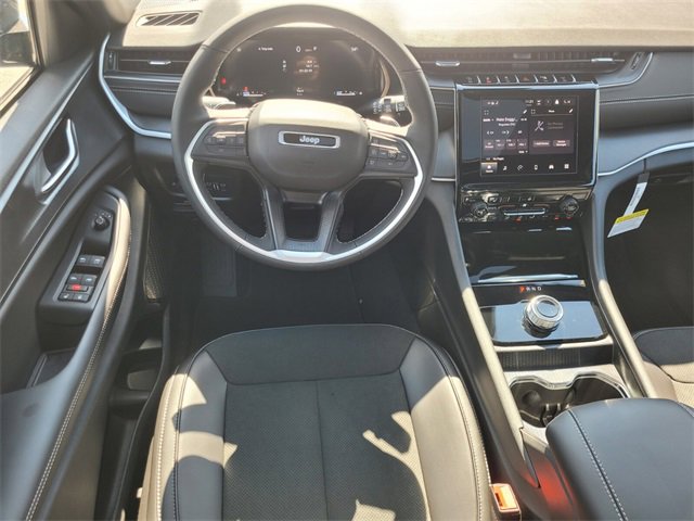 New 2025 Jeep Grand Cherokee Altitude image 9