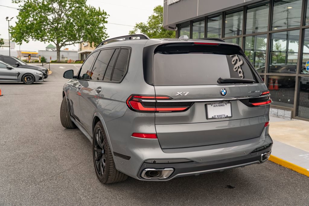 Used 2024 BMW X7 xDrive40i w/ M Sport Package AWD/4WD image 4