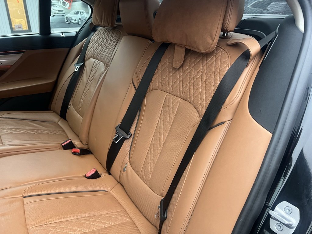 Used 2022 BMW 740i xDrive w/ Luxury Rear Seating Package image 27