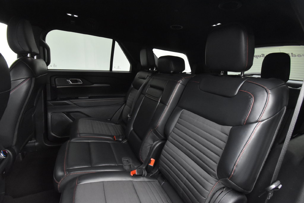 Used 2025 Ford Explorer ST-Line w/ ST-Line Street Pack AWD/4WD image 18