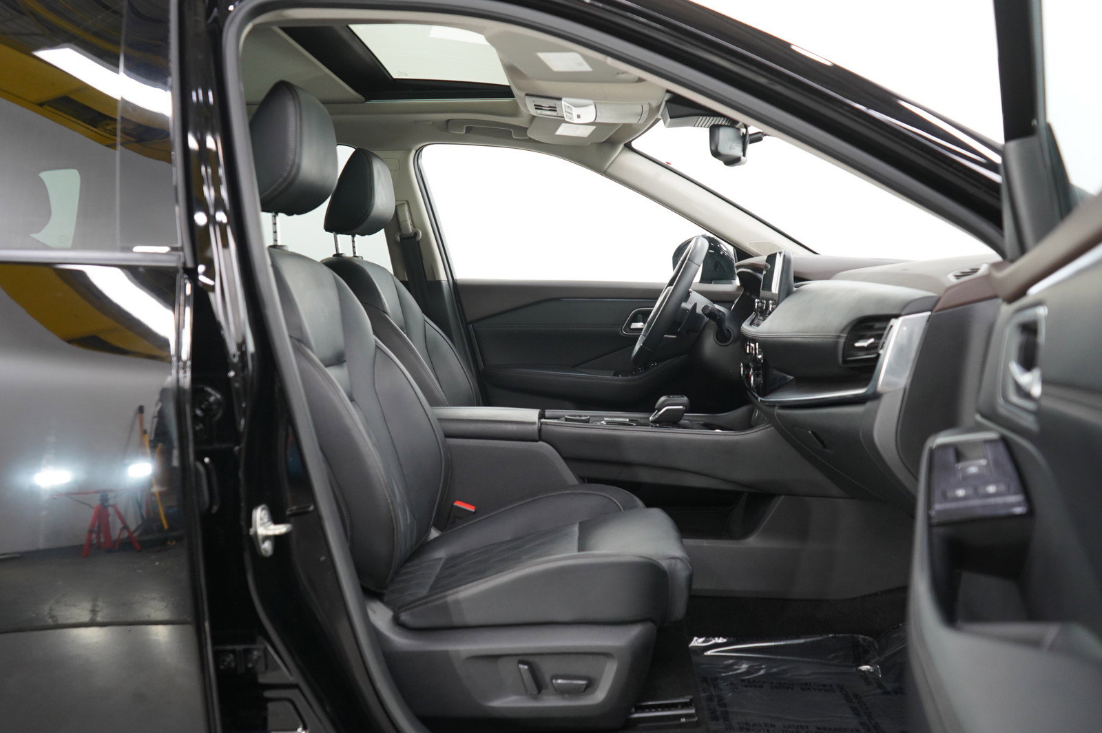 Used 2022 Nissan Rogue Platinum image 11