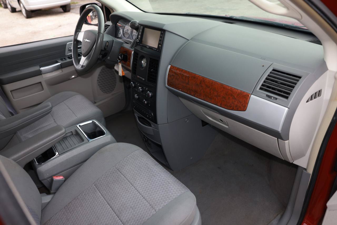 Used 2008 Chrysler Town & Country Touring w/ Entertainment Group #2 FWD image 18