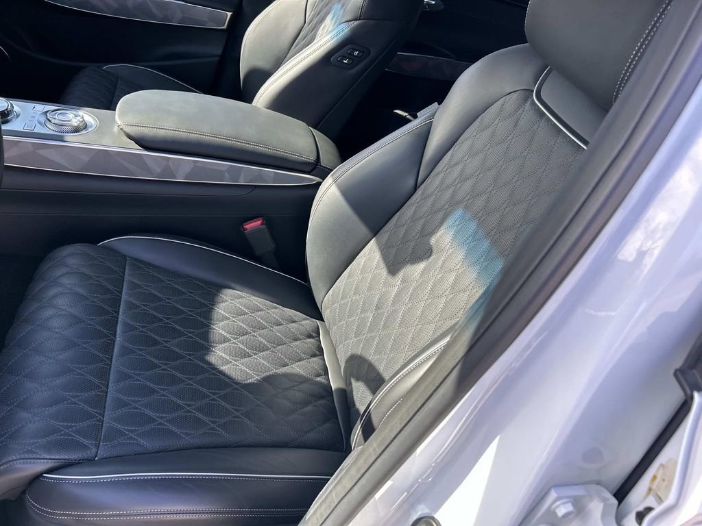 Used 2025 Genesis GV70 3.5T Sport w/ Sport Advanced Package image 17