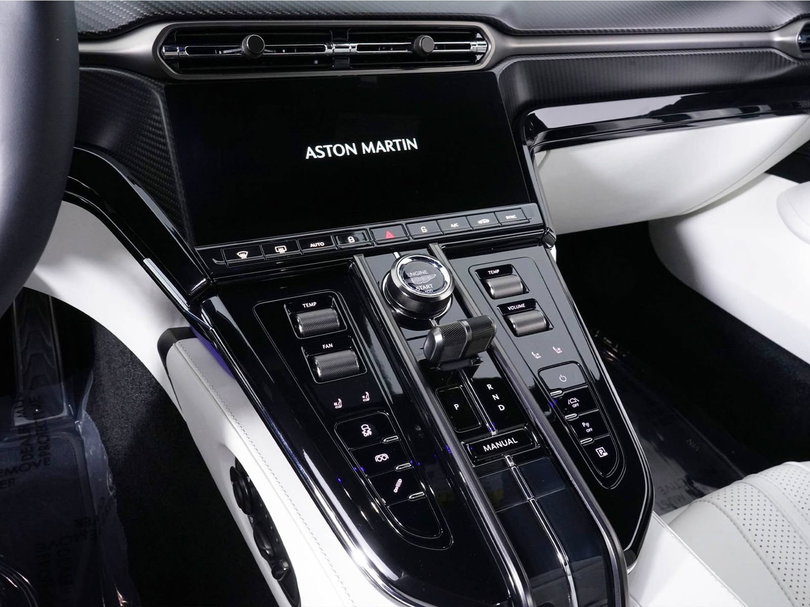 Used 2025 Aston Martin V8 Vantage Coupe RWD image 25