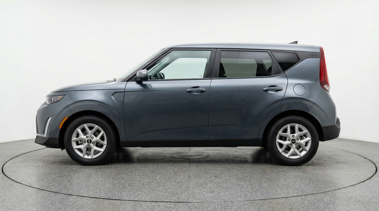 Used 2025 Kia Soul LX w/ LX Technology Package FWD image 5