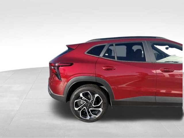 Used 2024 Chevrolet Trax RS w/ Sunroof Package FWD image 4