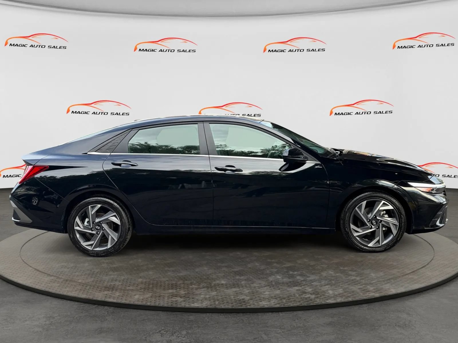 Used 2025 Hyundai Elantra SEL FWD image 6