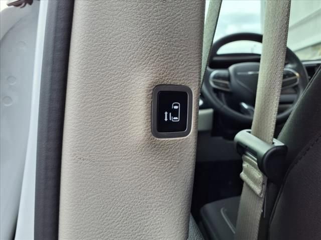 Used 2022 Chrysler Voyager LX FWD image 18