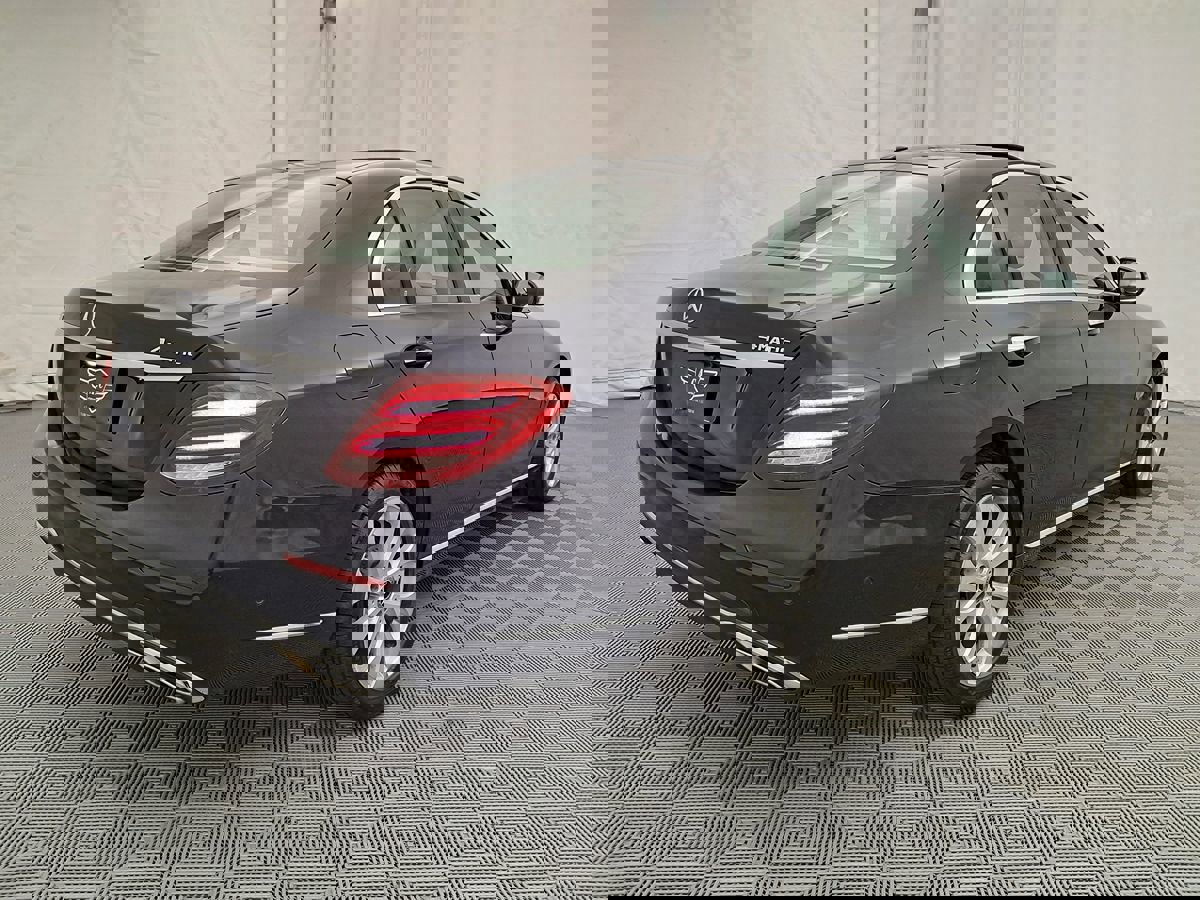 Used 2018 Mercedes-Benz E 300 4MATIC image 3