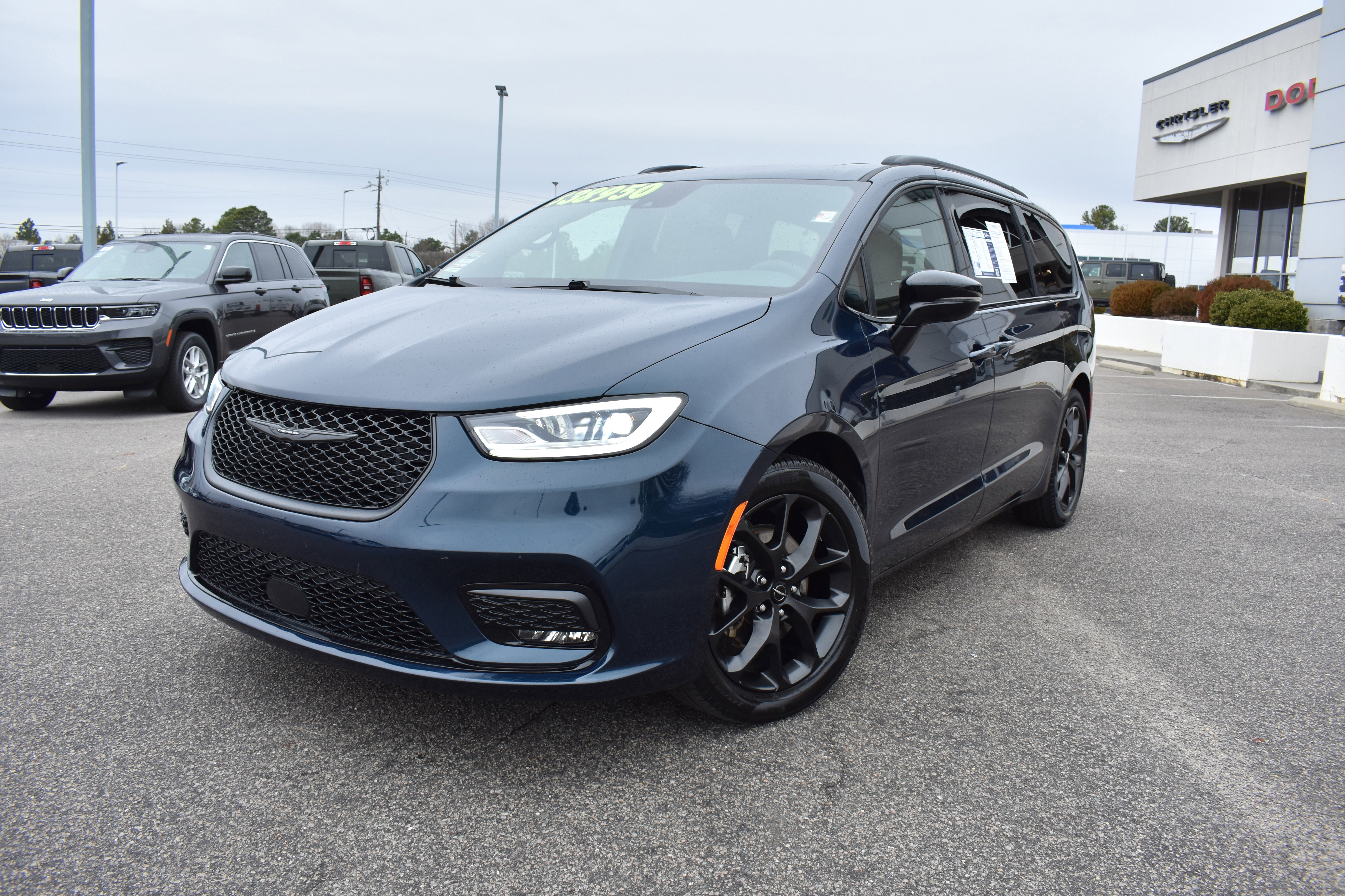 Used 2025 Chrysler Pacifica Limited image 5