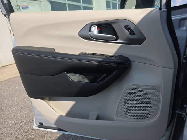 Used 2023 Chrysler Pacifica Touring-L FWD image 28