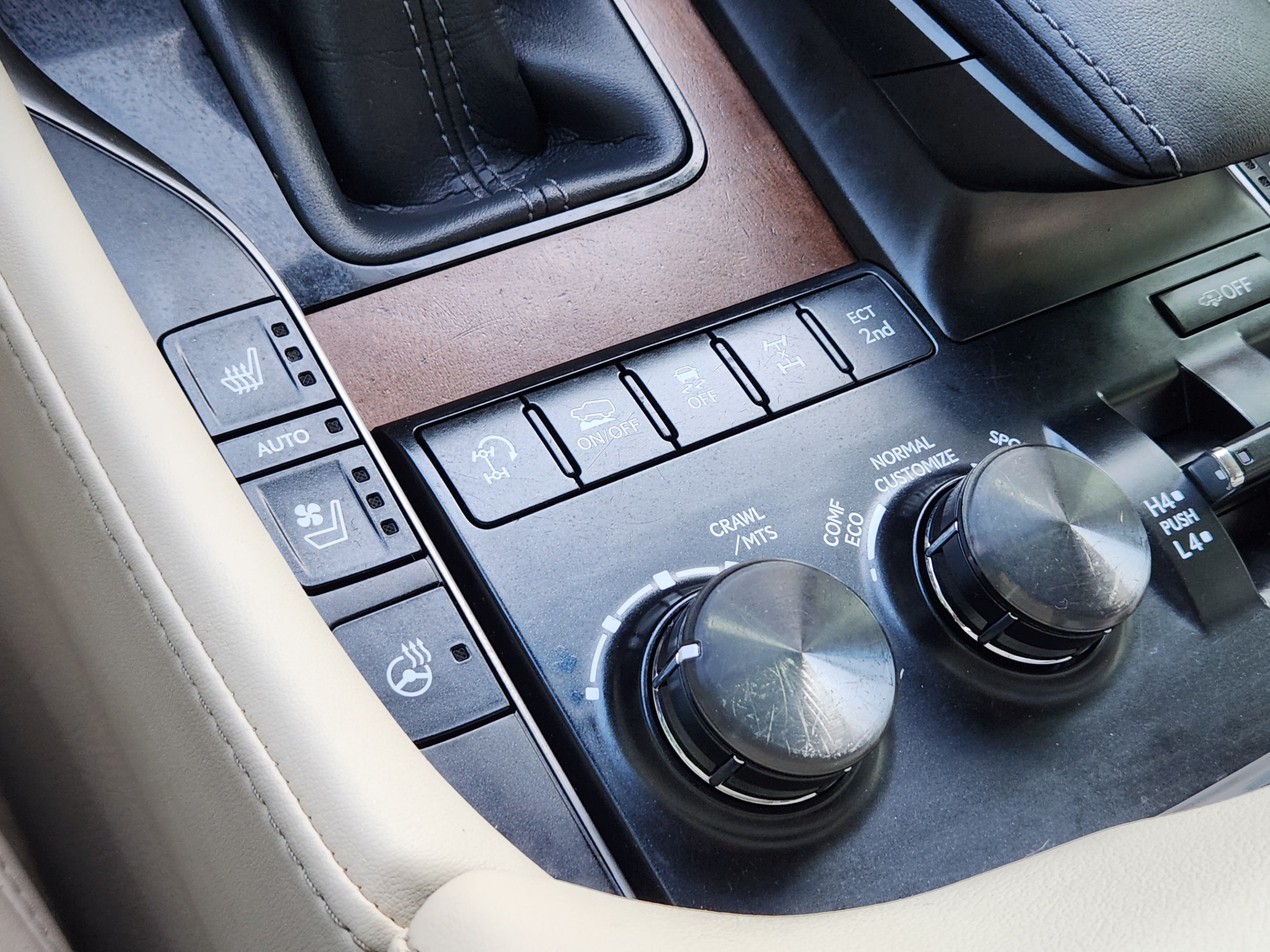 Used 2021 Lexus LX 570 4WD w/ Luxury Package image 17