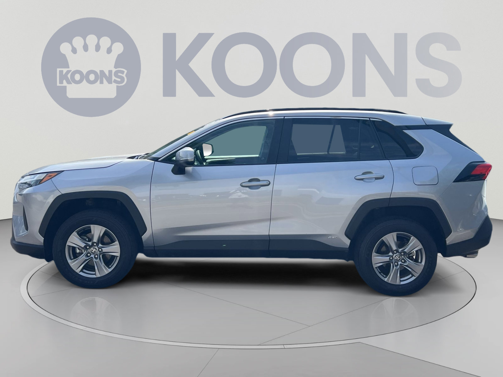 Used 2025 Toyota RAV4 XLE AWD/4WD image 2