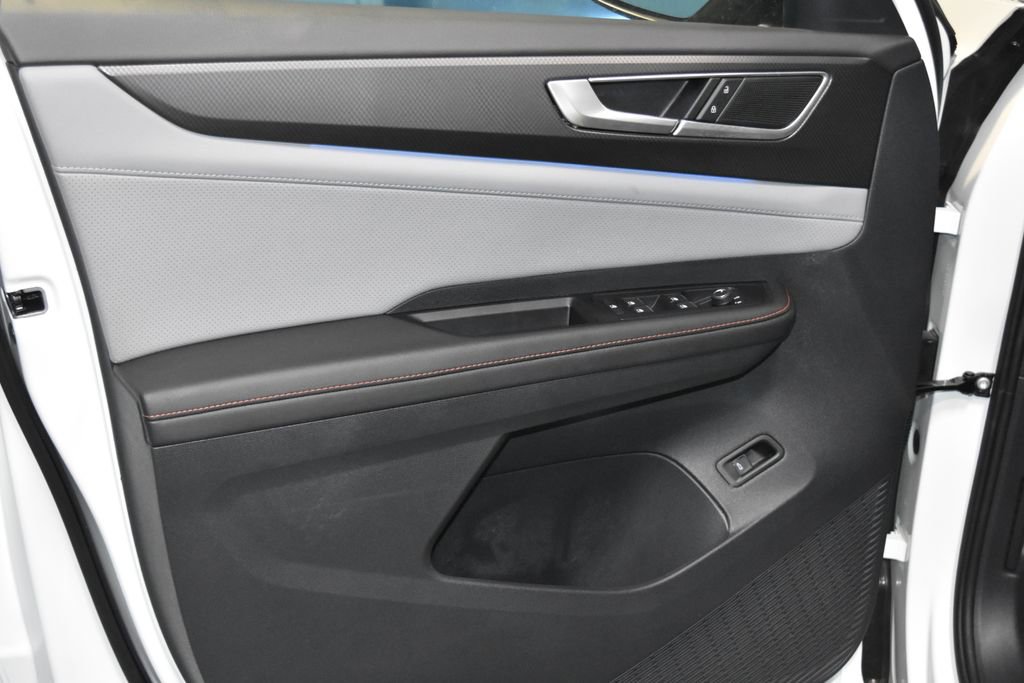 Certified 2025 Volkswagen Atlas Peak Edition SE image 4