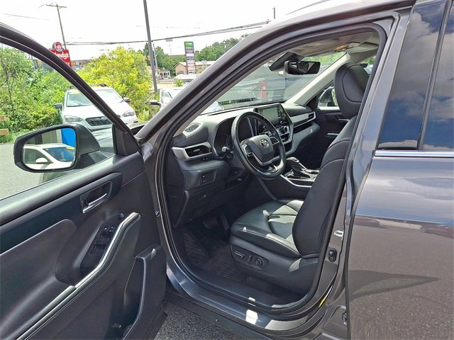 Used 2022 Toyota Highlander XLE image 19