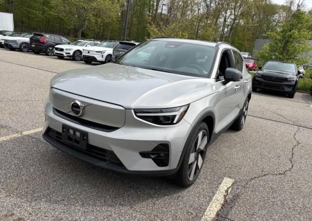 Used 2024 Volvo XC40 B5 Plus AWD/4WD image 2