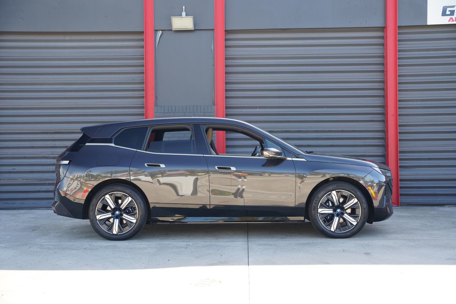 Used 2023 BMW iX xDrive50 w/ Sport Package image 7