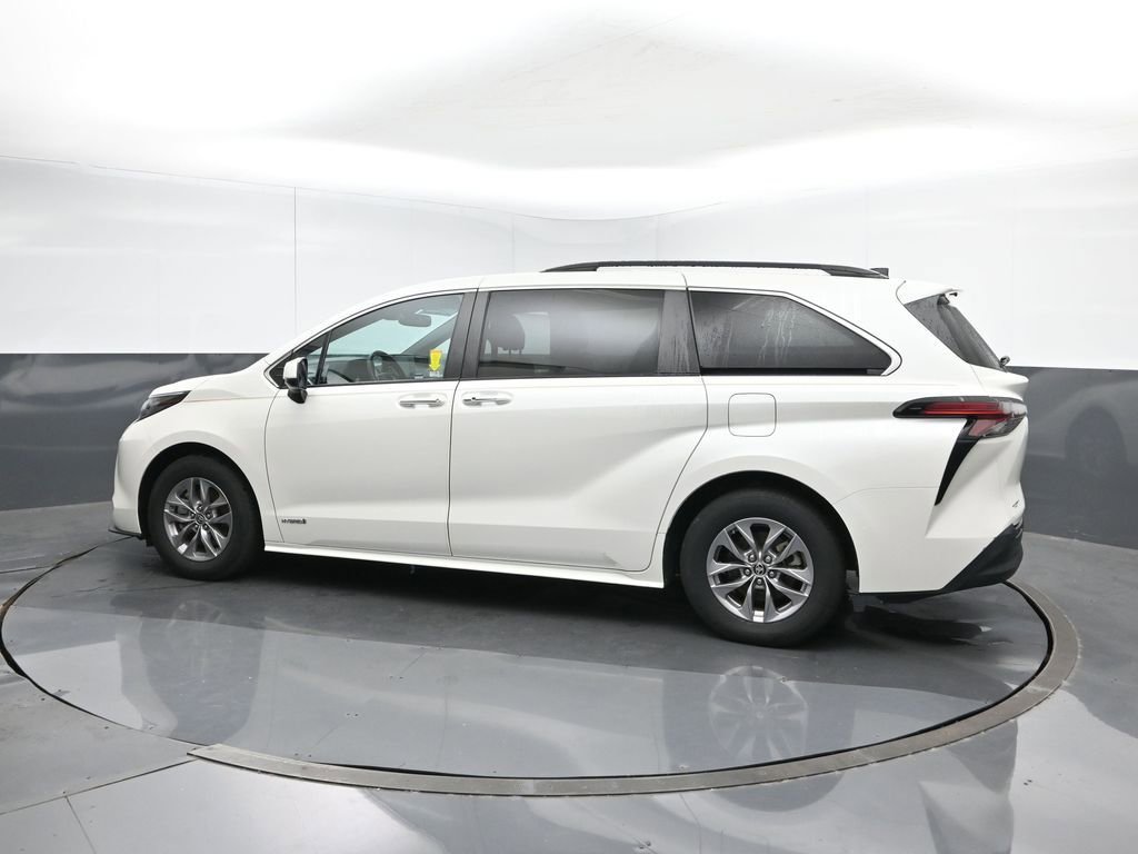 Used 2021 Toyota Sienna XLE image 3
