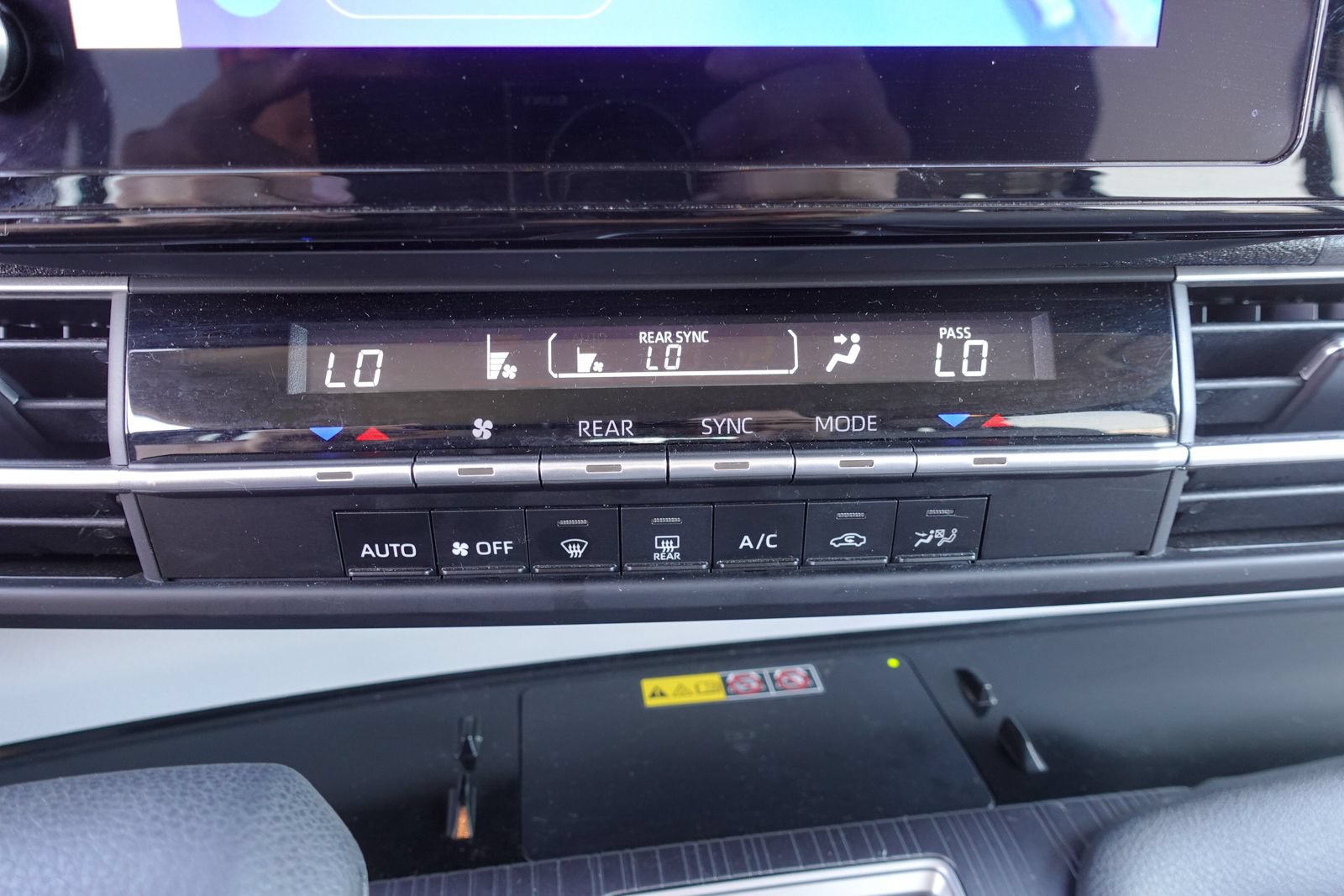 Used 2025 Toyota Sienna LE FWD image 20