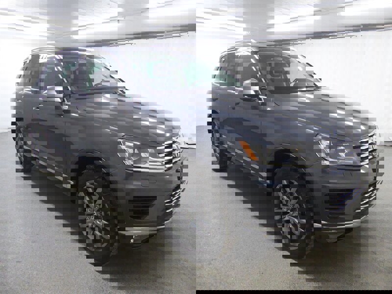 Used 2016 Volkswagen Touareg TDI image 1