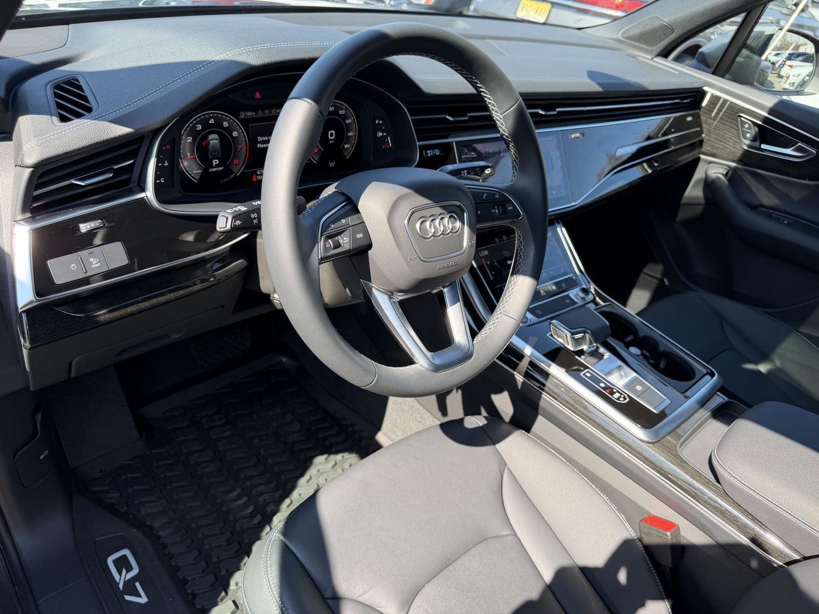 Used 2025 Audi Q7 2.0T Premium w/ Convenience Plus Package image 13