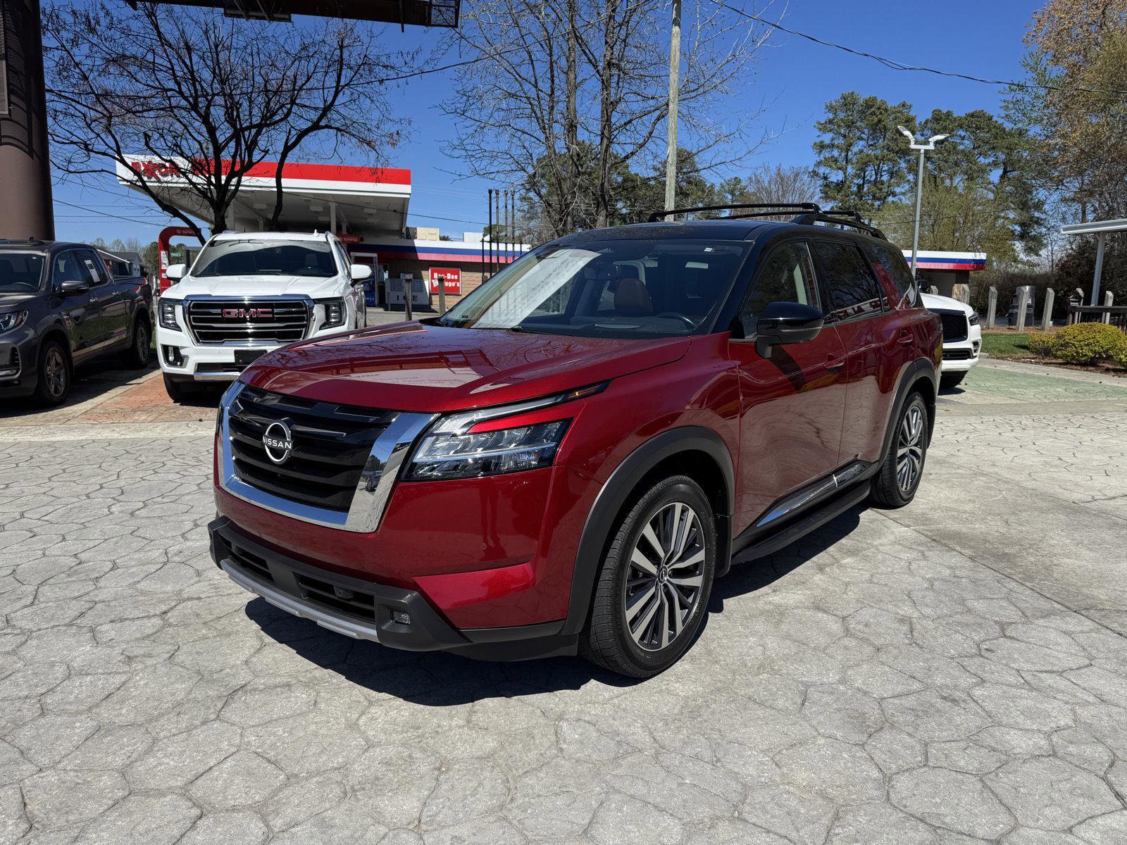 Used 2022 Nissan Pathfinder Platinum w/ Lighting Package (N93) FWD image 10
