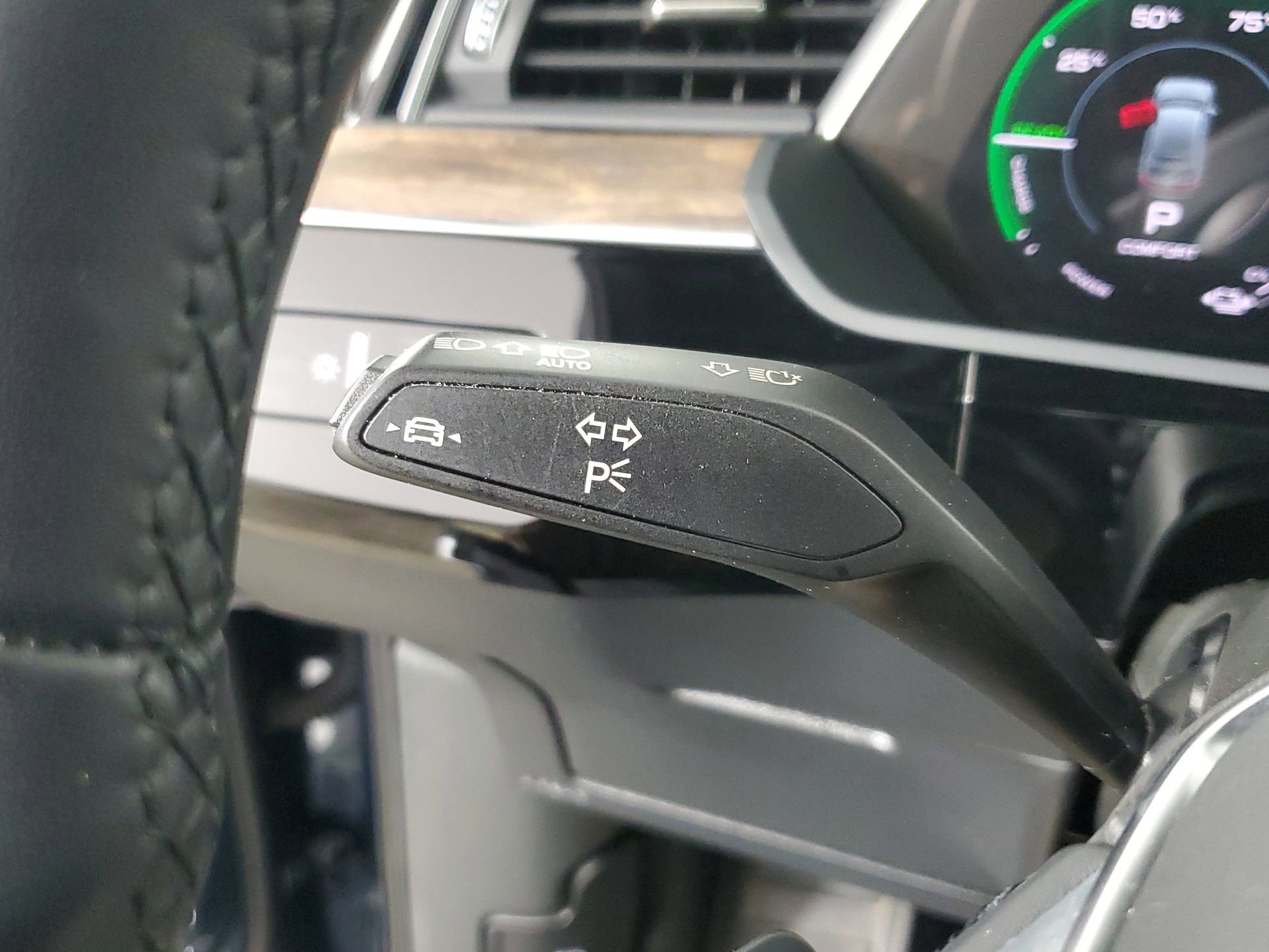 Used 2023 Audi e-tron Premium Plus w/ Premium Plus Package image 38